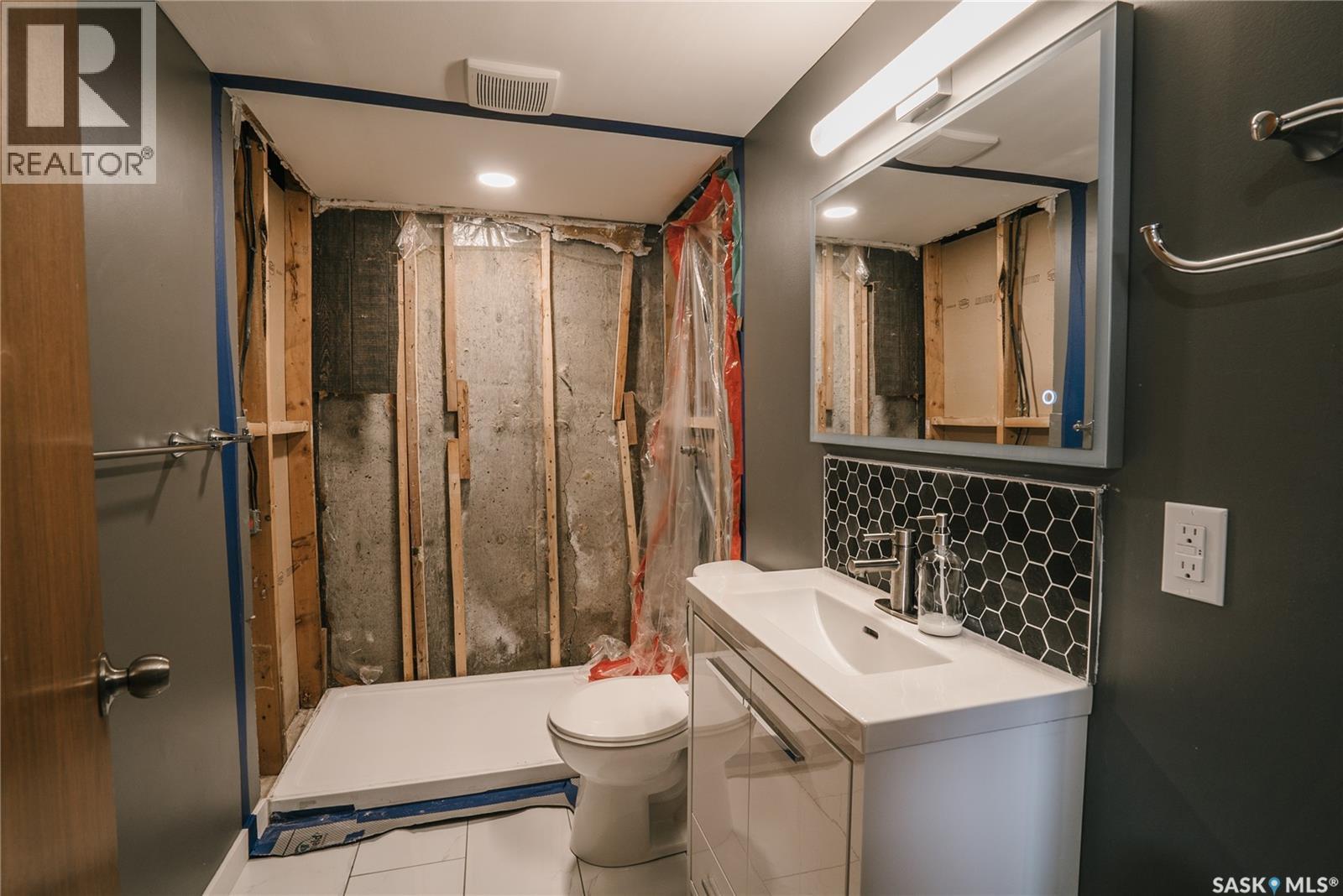 346 Brock Crescent, Saskatoon, SK - Indoor Photo Showing Bathroom
