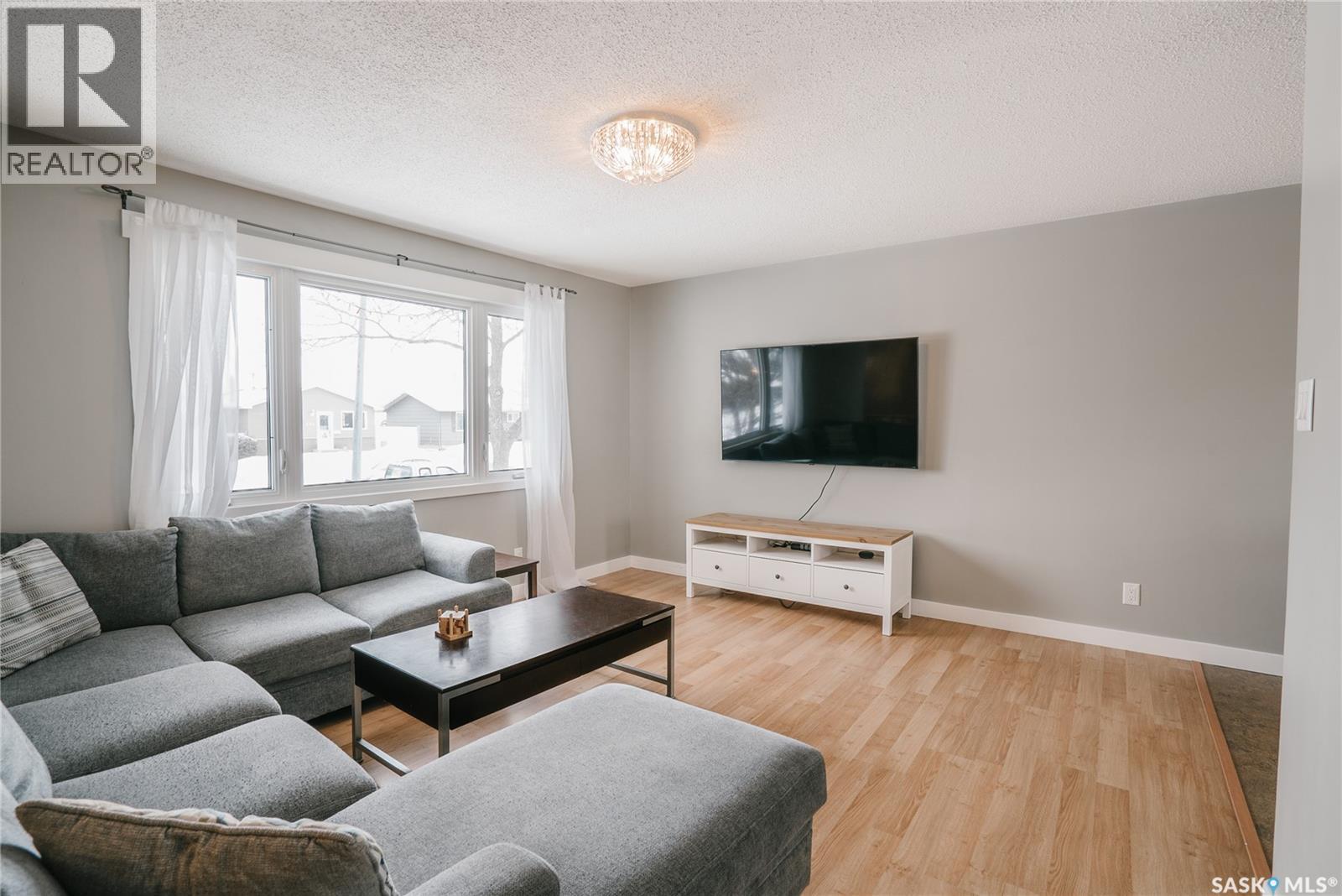 346 Brock Crescent, Saskatoon, SK - Indoor Photo Showing Living Room