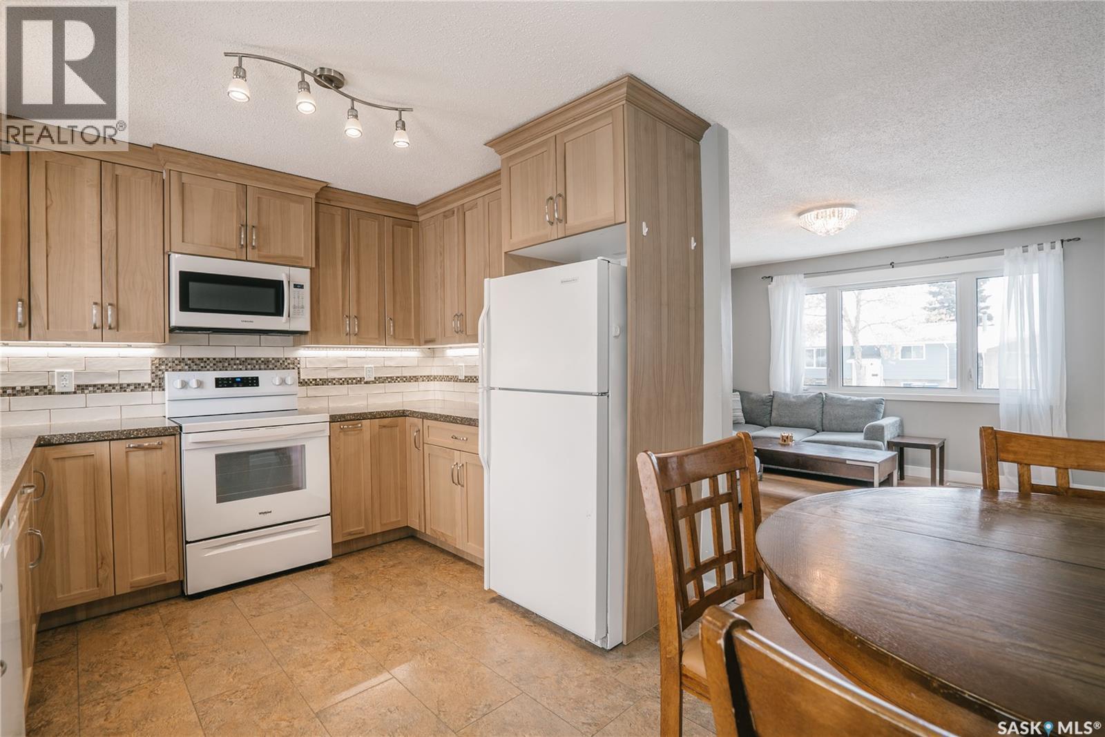 346 Brock Crescent, Saskatoon, SK - Indoor Photo Showing Kitchen
