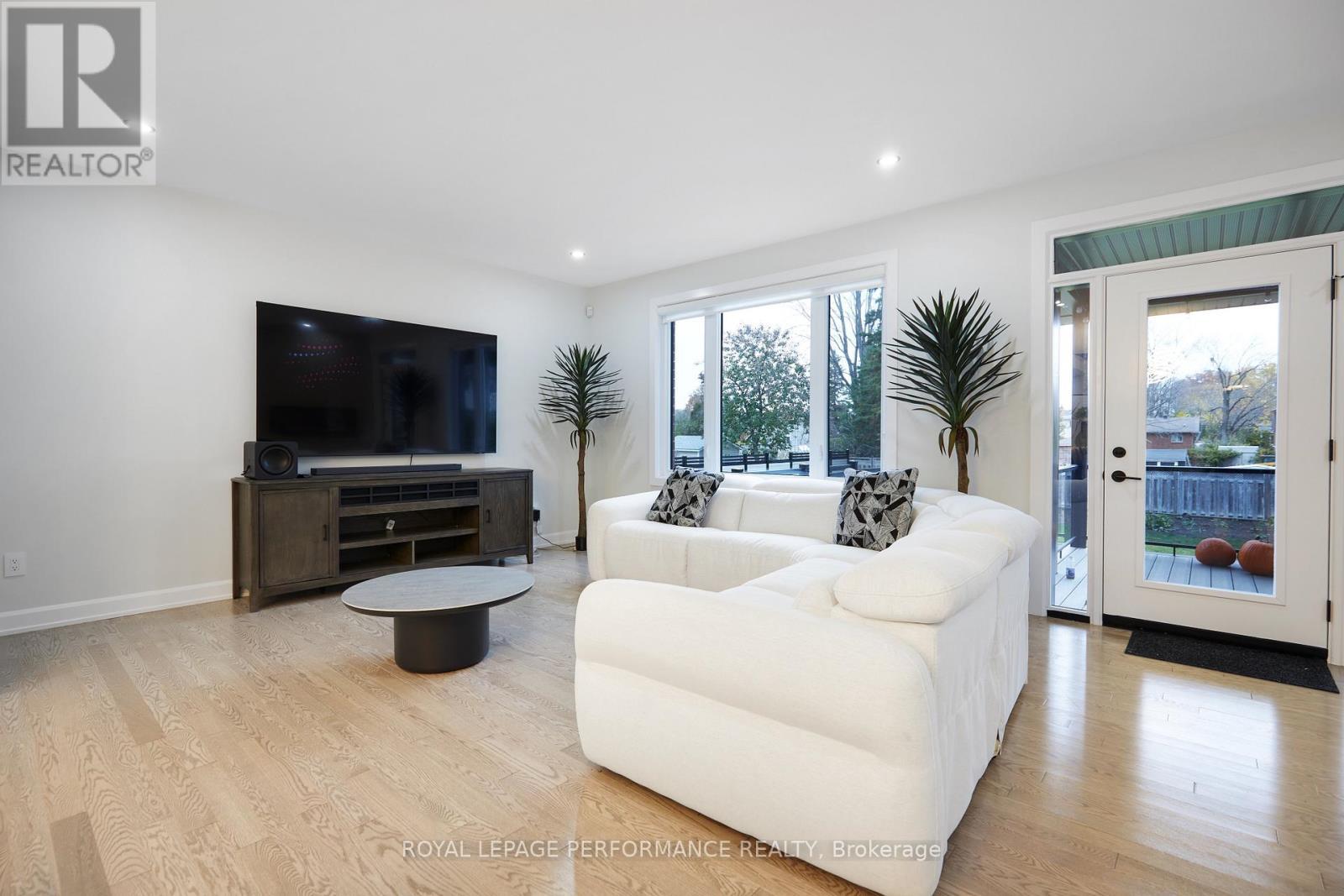 1709 Fisher Ave Avenue, Ottawa, ON - Indoor Photo Showing Living Room