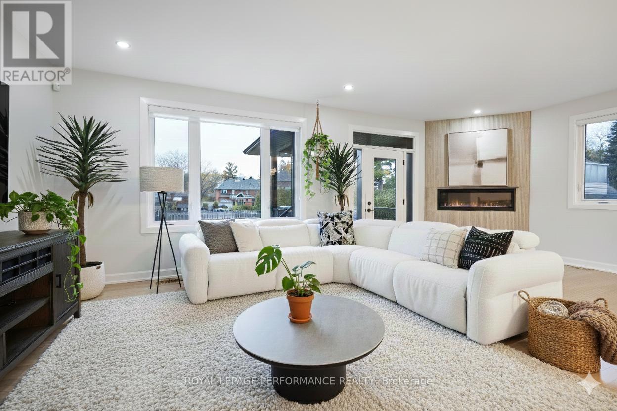 1709 Fisher Ave Avenue, Ottawa, ON - Indoor Photo Showing Living Room