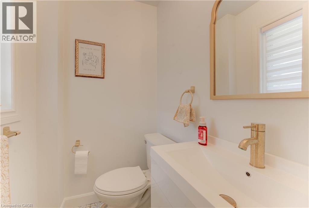 916 Veronica Court, Kitchener, ON - Indoor Photo Showing Bathroom