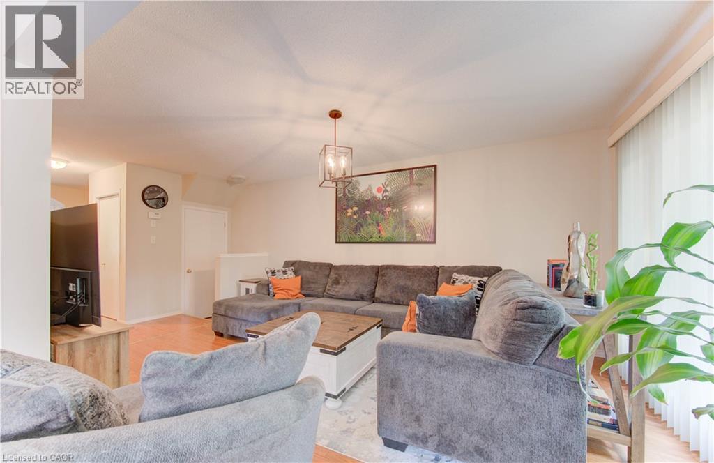 916 Veronica Court, Kitchener, ON - Indoor Photo Showing Living Room