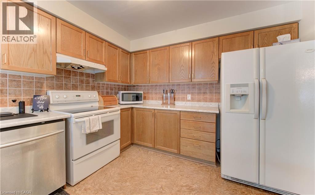916 Veronica Court, Kitchener, ON - Indoor Photo Showing Kitchen