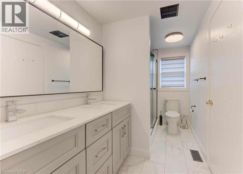 916 Veronica Court, Kitchener, ON - Indoor Photo Showing Bathroom