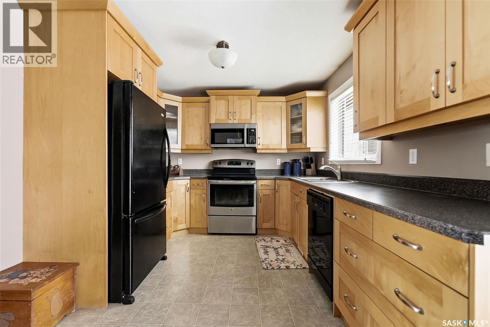 2778 Schweitzer Drive, Regina, SK - Indoor Photo Showing Kitchen With Double Sink