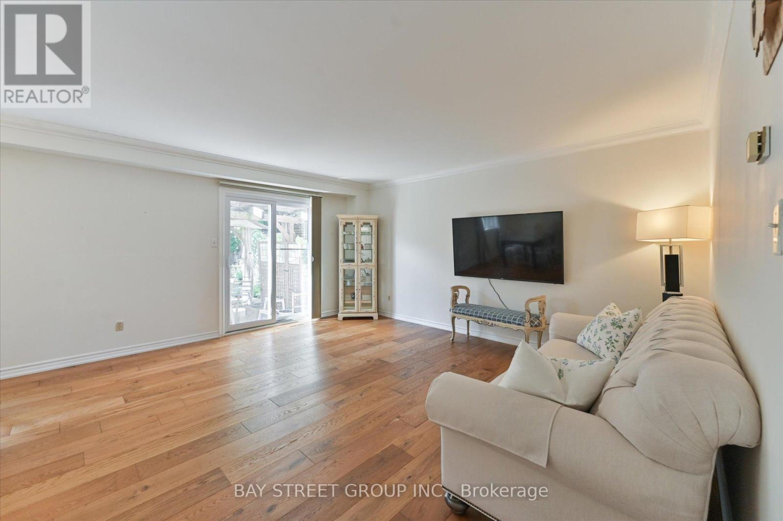 11 of 36 - 378 East 24Th Street, Hamilton, ON - Indoor Photo Showing Living Room