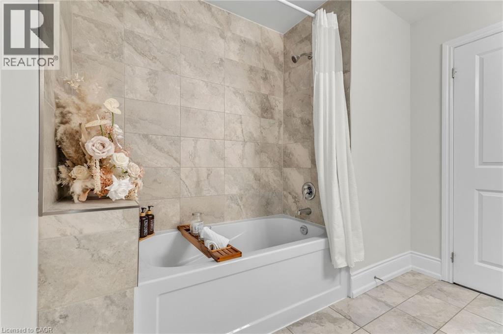 958 Beach Boulevard, Hamilton, ON - Indoor Photo Showing Bathroom