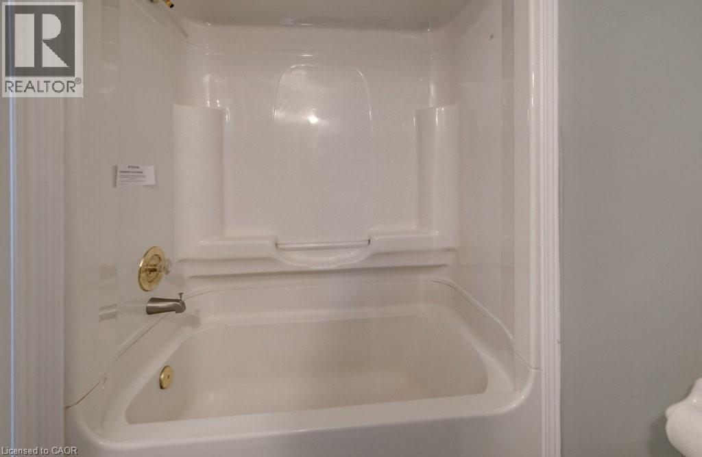 Full bathroom featuring shower / tub combination - 54 Nicklaus Drive, Hamilton, ON - Indoor Photo Showing Bathroom