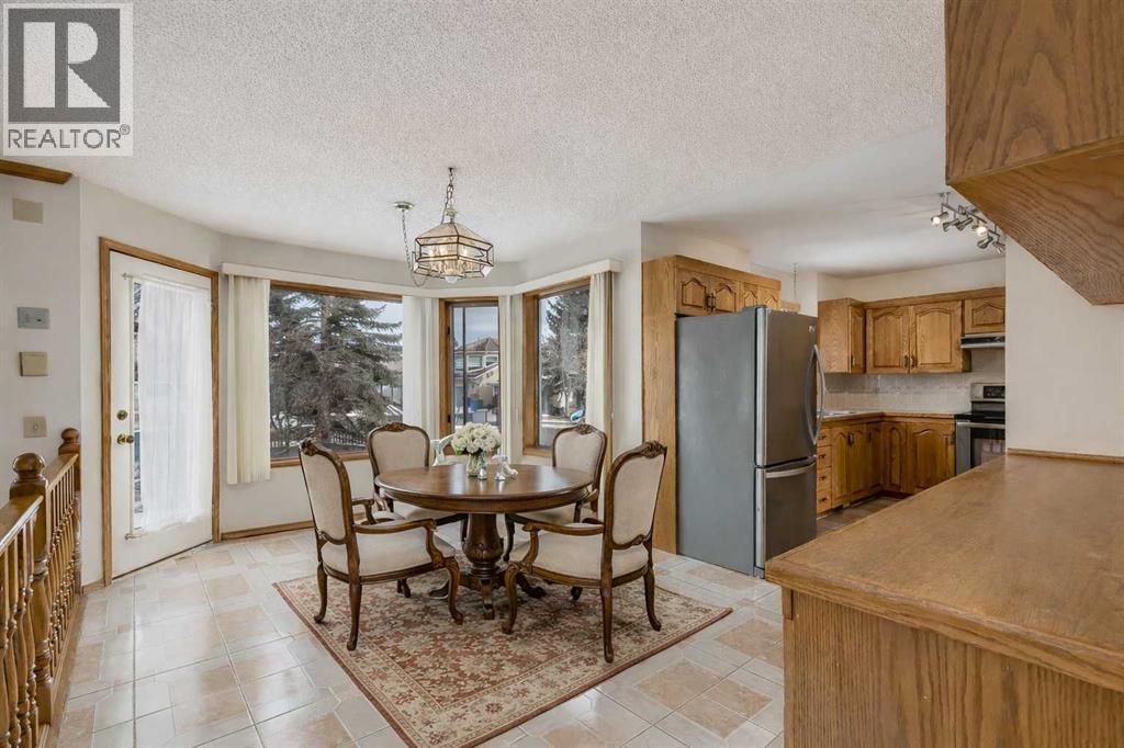 Virtual staged furniture - breakfast nook - 106 Sienna Hills Drive Sw, Calgary, AB - Indoor Photo Showing Dining Room