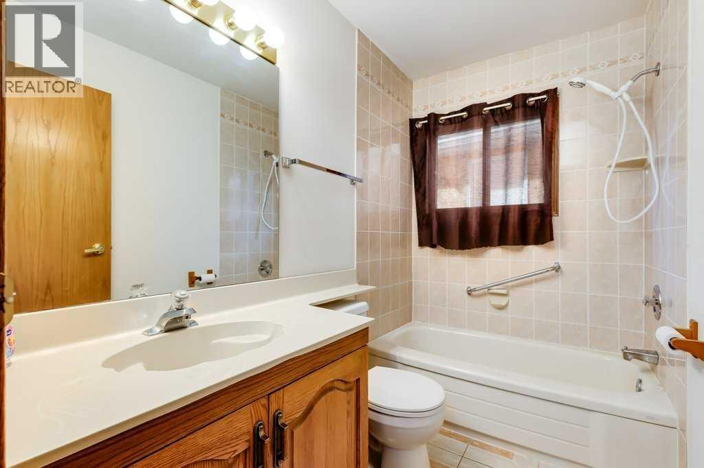 4pc Bathroom (main floor) - 106 Sienna Hills Drive Sw, Calgary, AB - Indoor Photo Showing Bathroom