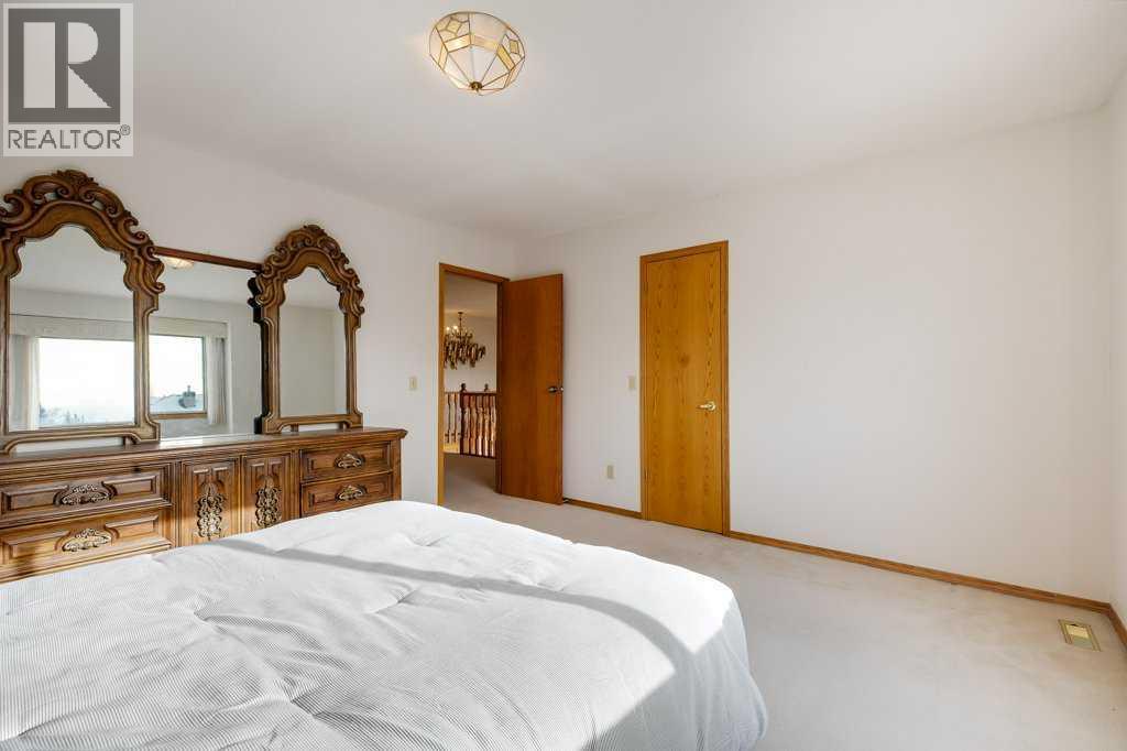 Bedroom - 106 Sienna Hills Drive Sw, Calgary, AB - Indoor Photo Showing Bedroom