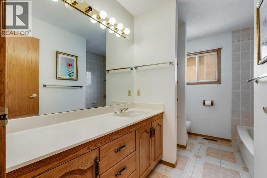 4pc Bathroom (2nd Floor) - 106 Sienna Hills Drive Sw, Calgary, AB - Indoor Photo Showing Bathroom