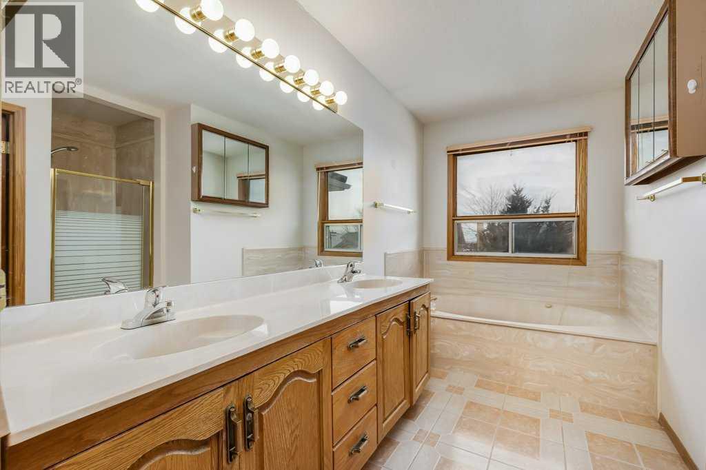 Original 5pc Primary Ensuite - 106 Sienna Hills Drive Sw, Calgary, AB - Indoor Photo Showing Bathroom