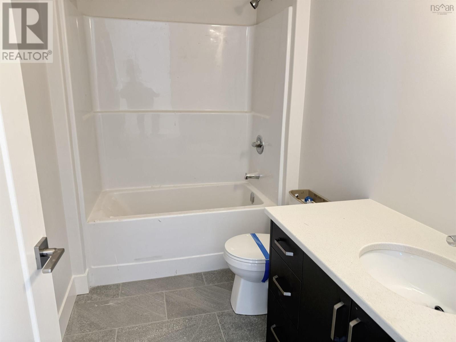 15 Brick Lane, Halifax, NS - Indoor Photo Showing Bathroom