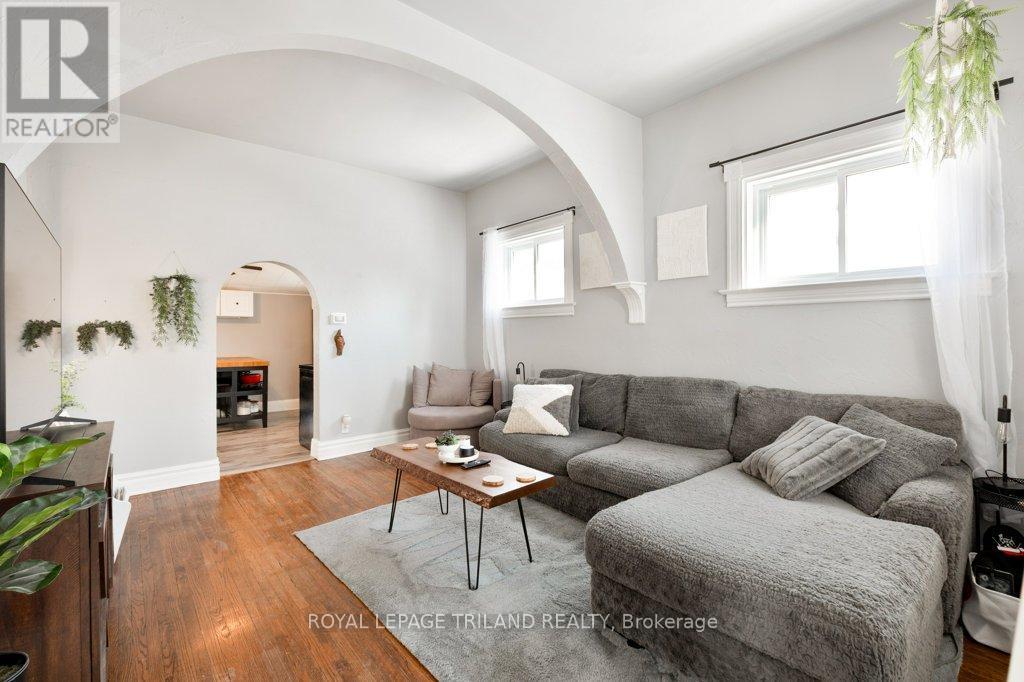 80 Edward Street, St. Thomas, ON - Indoor Photo Showing Living Room