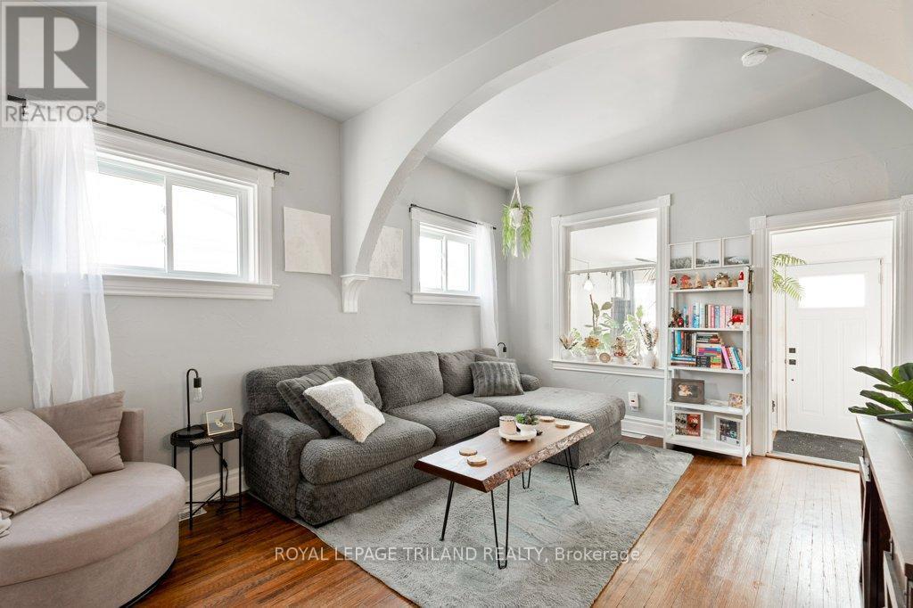 80 Edward Street, St. Thomas, ON - Indoor Photo Showing Living Room