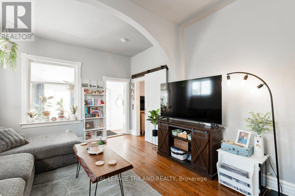 80 Edward Street, St. Thomas, ON - Indoor Photo Showing Living Room