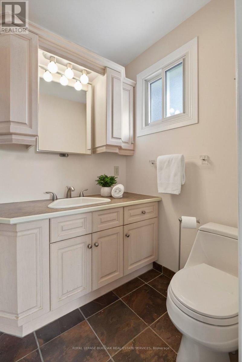 2162 Pauline Court, Burlington, ON - Indoor Photo Showing Bathroom