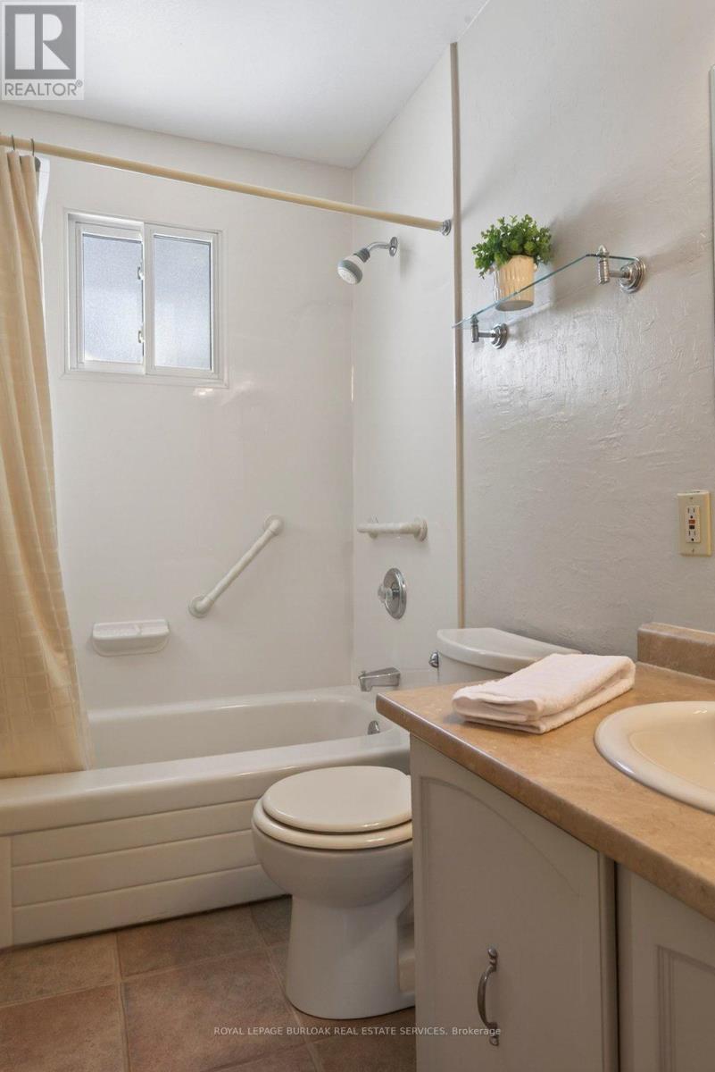 2162 Pauline Court, Burlington, ON - Indoor Photo Showing Bathroom
