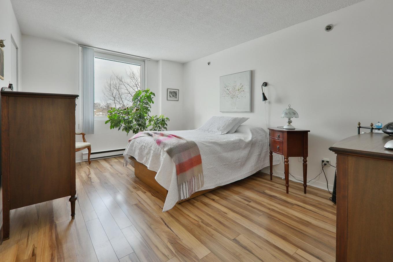 Chambre à coucher principale - 307-520 Place Juge-Desnoyers, Laval (Pont-Viau), QC - Indoor Photo Showing Bedroom