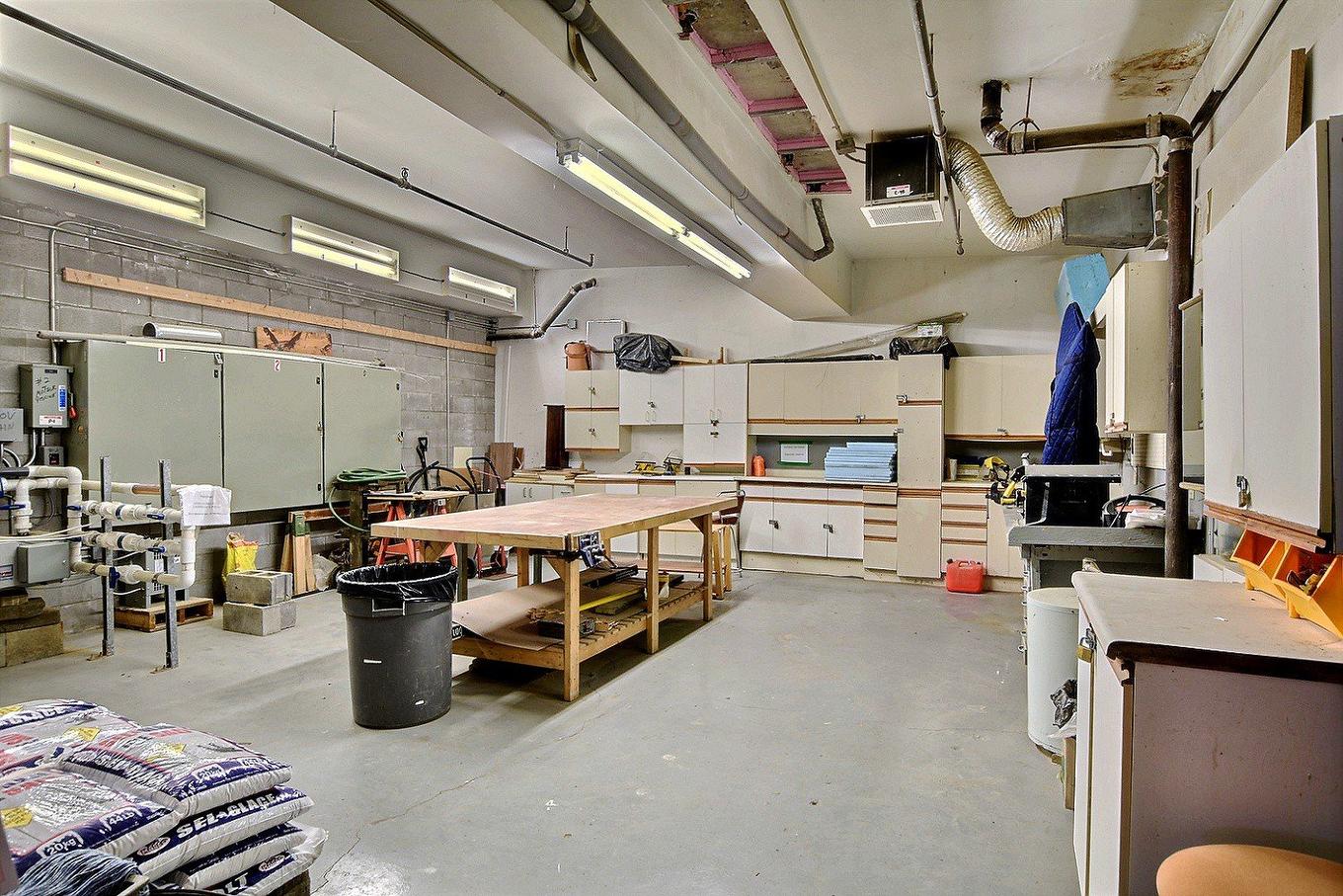 Atelier - 307-520 Place Juge-Desnoyers, Laval (Pont-Viau), QC - Indoor Photo Showing Garage