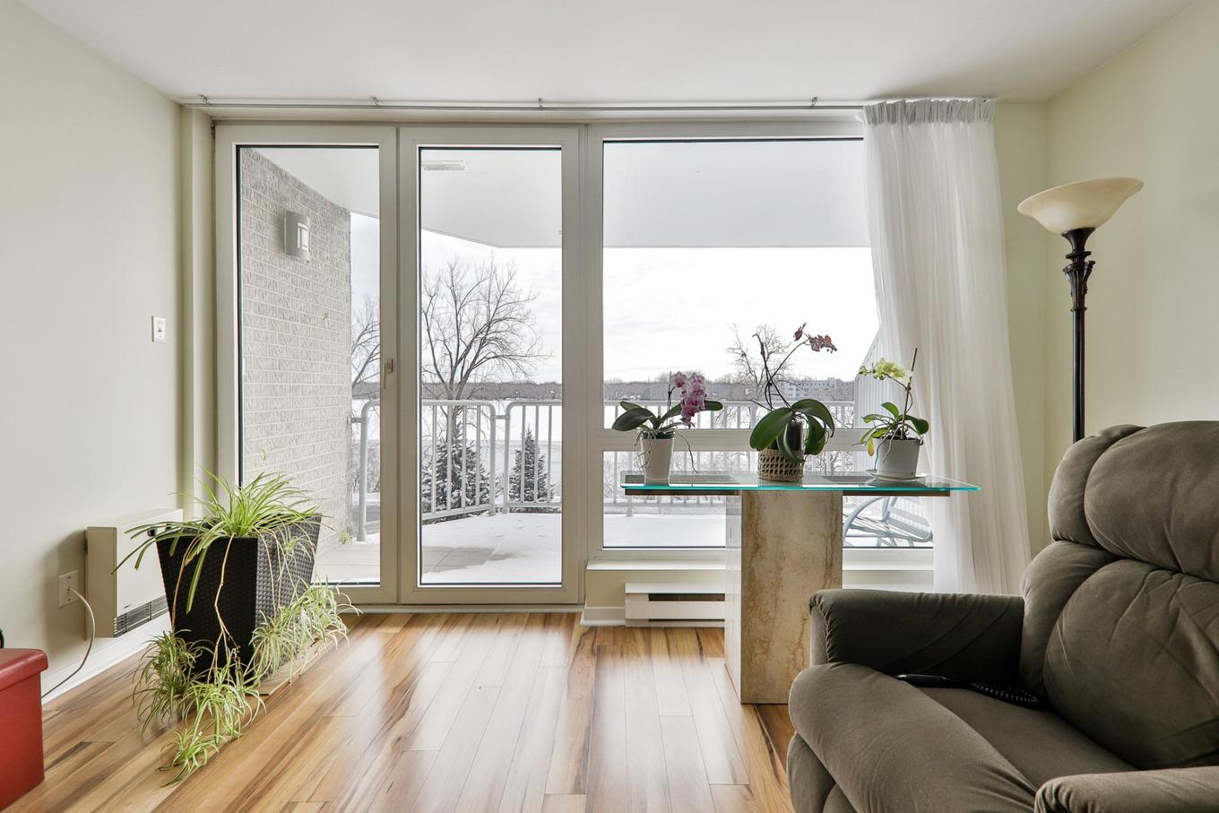 Salon - 307-520 Place Juge-Desnoyers, Laval (Pont-Viau), QC - Indoor