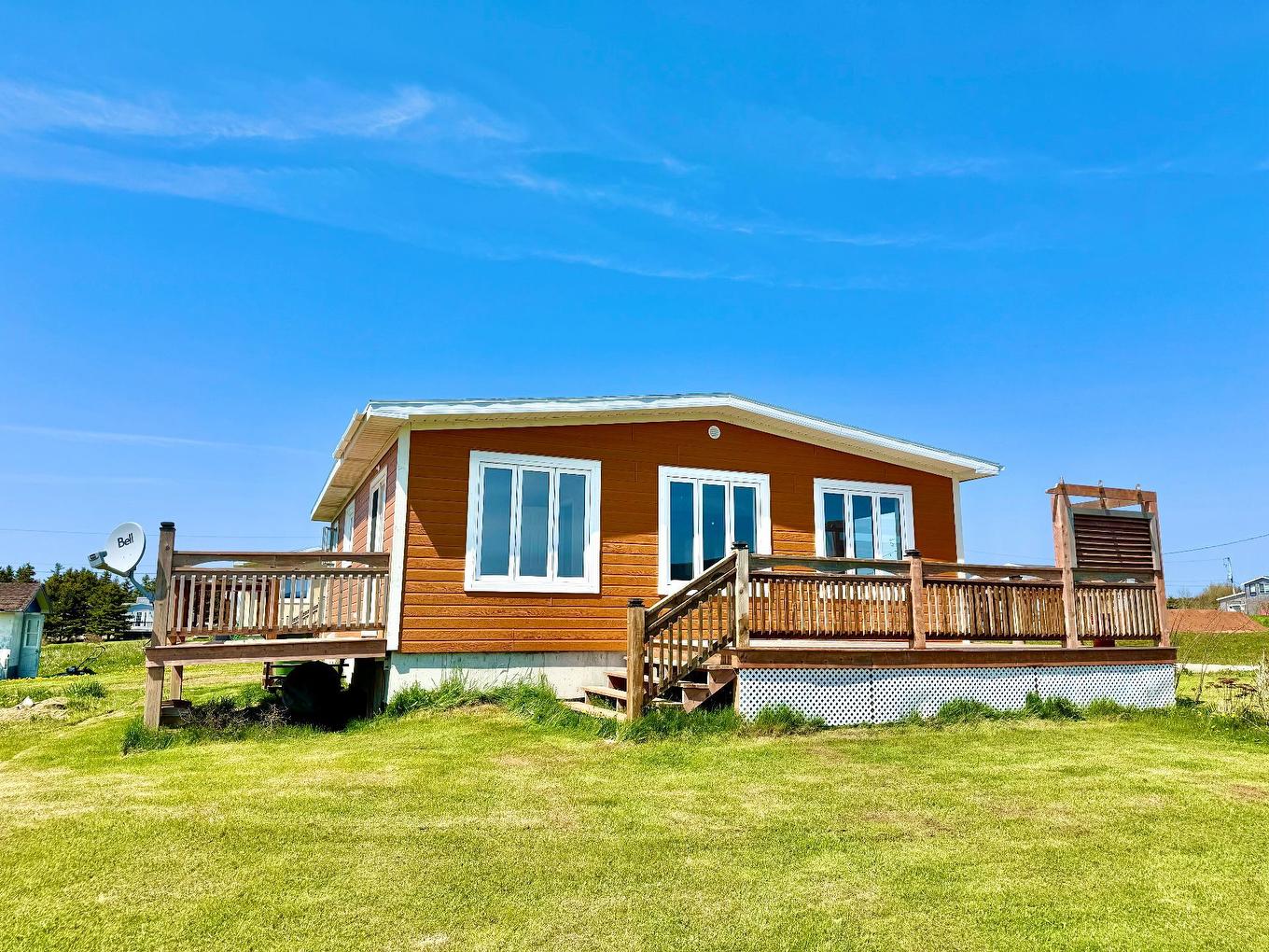 Face arrière - 142 Ch. Marcoux, Les Îles-De-La-Madeleine, QC - Outdoor With Deck Patio Veranda