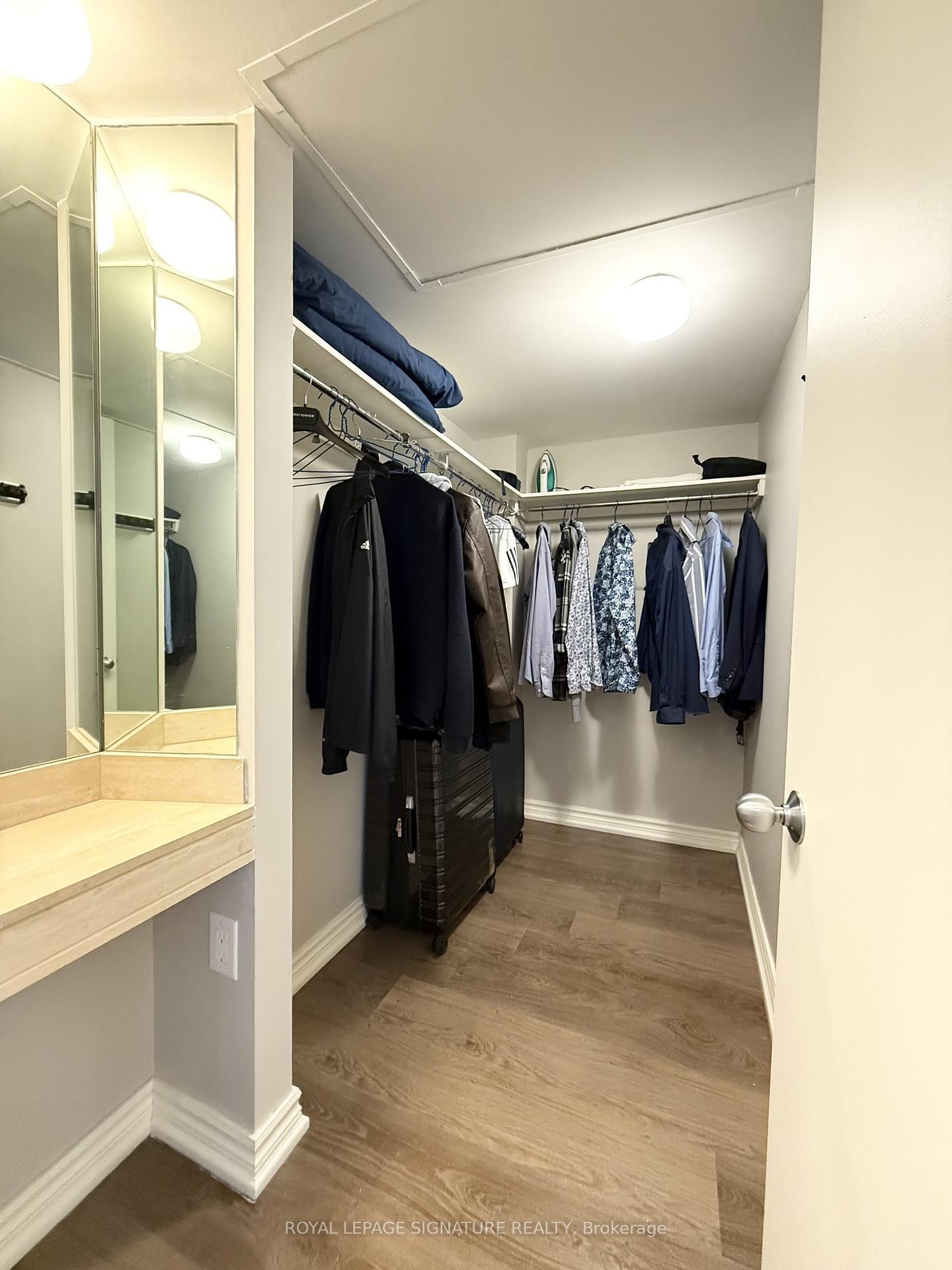 1609-65 Harbour Square, Toronto, ON - Indoor With Storage