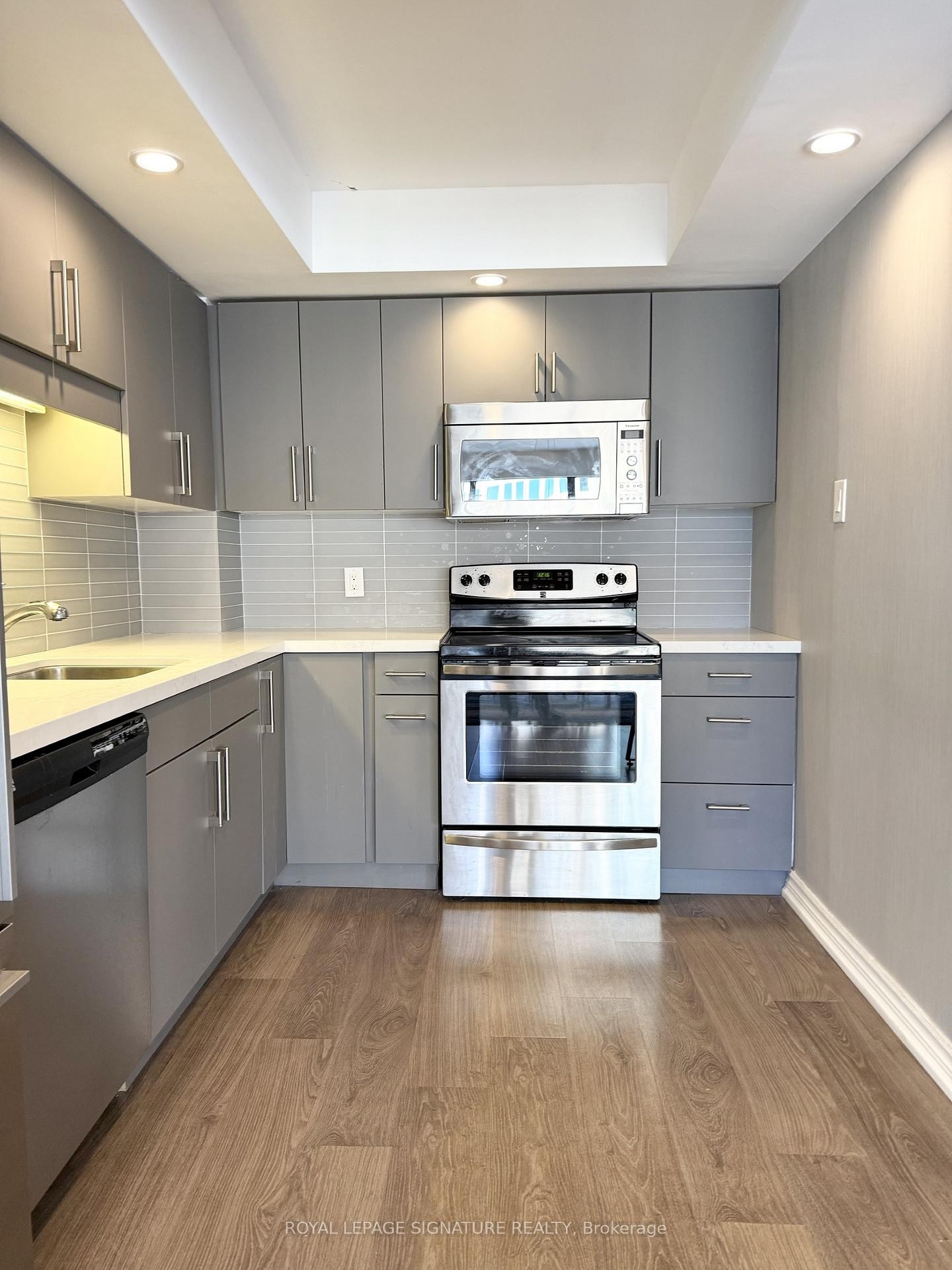 1609-65 Harbour Square, Toronto, ON - Indoor Photo Showing Kitchen With Stainless Steel Kitchen With Upgraded Kitchen