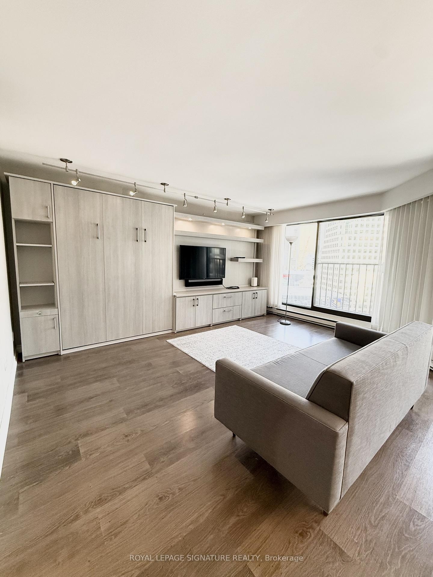1609-65 Harbour Square, Toronto, ON - Indoor Photo Showing Living Room