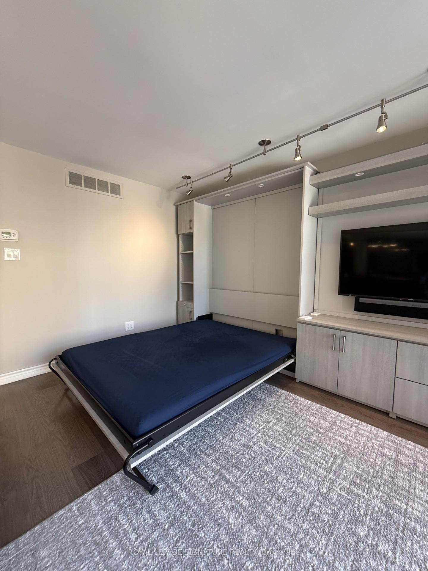 1609-65 Harbour Square, Toronto, ON - Indoor