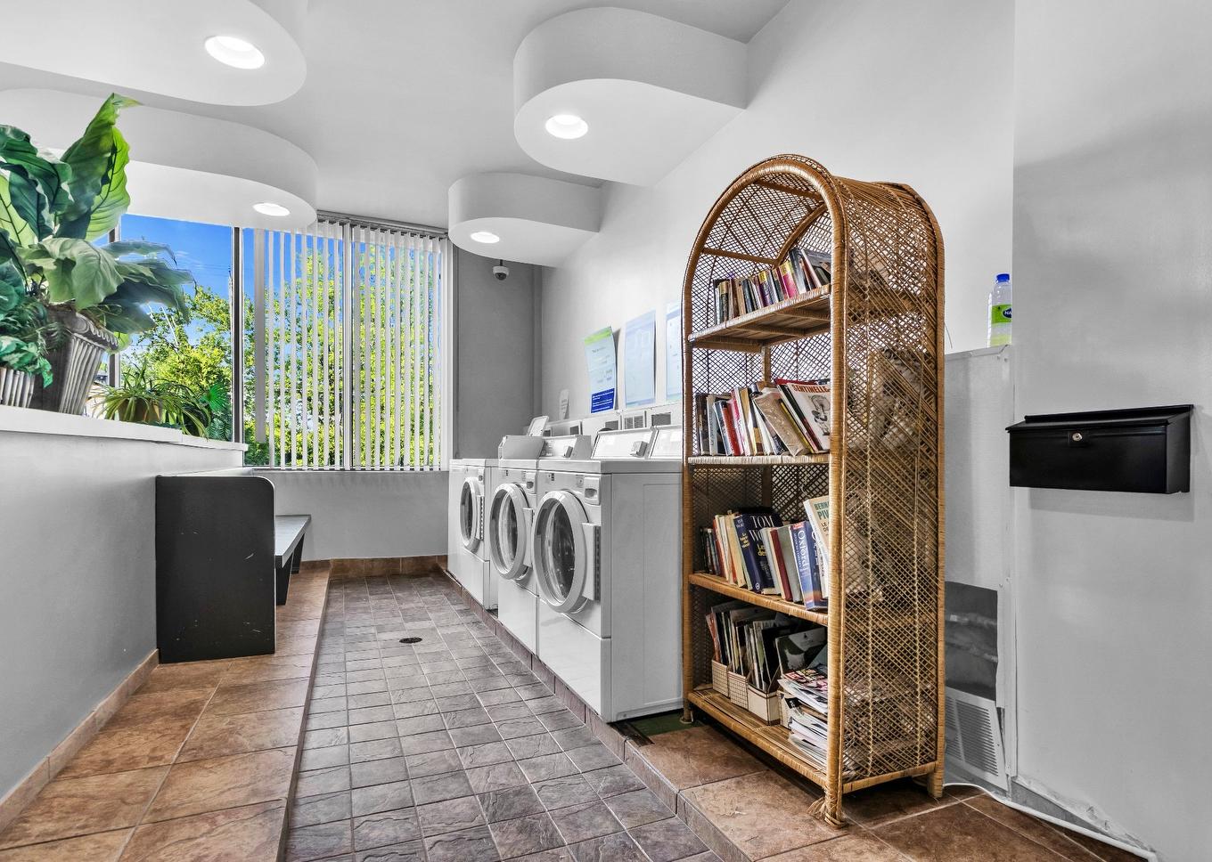 Salle communautaire - 505-500 Rue St-Georges, Saint-Lambert, QC - Indoor Photo Showing Laundry Room