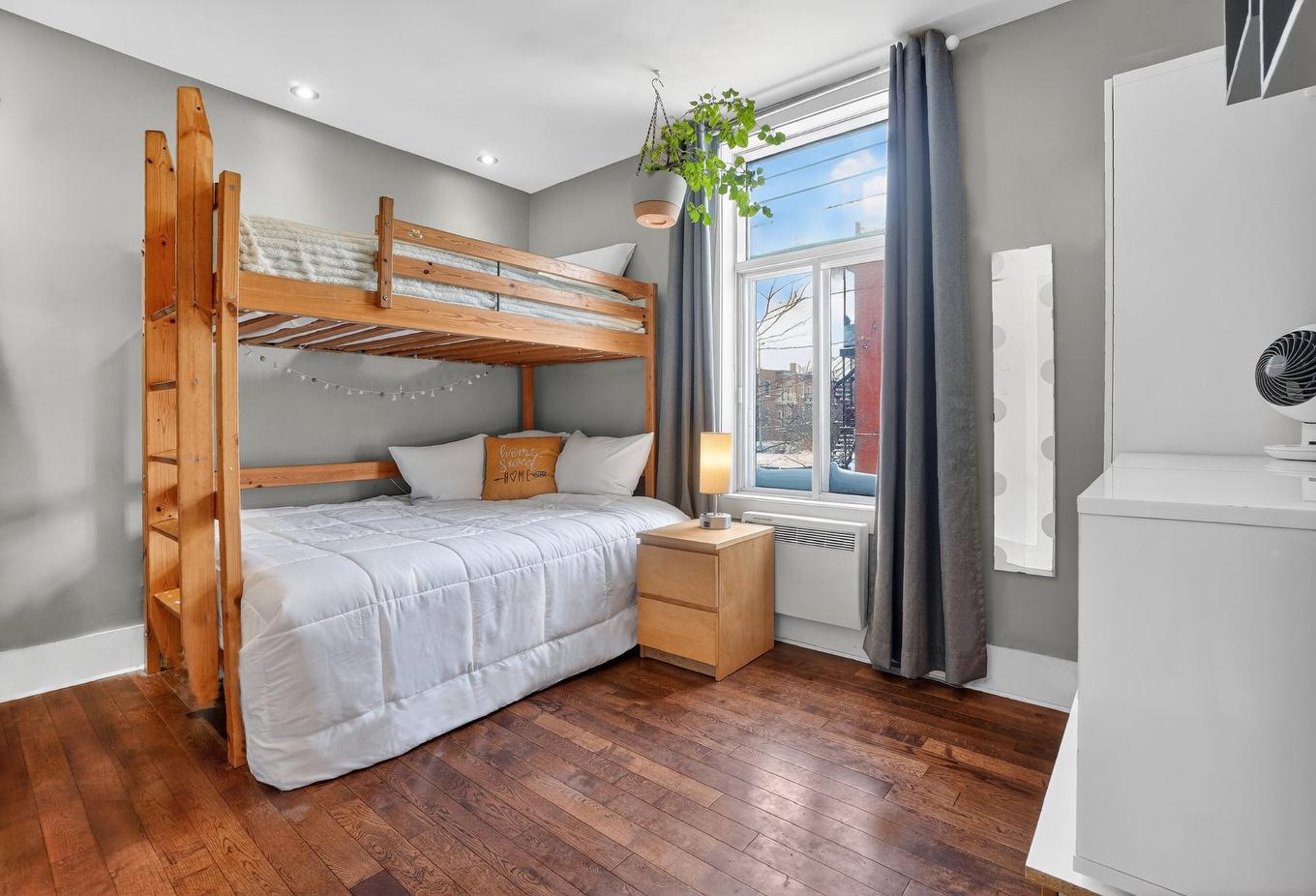 Chambre à coucher - 4784 Rue Parthenais, Montréal (Le Plateau-Mont-Royal), QC - Indoor Photo Showing Bedroom