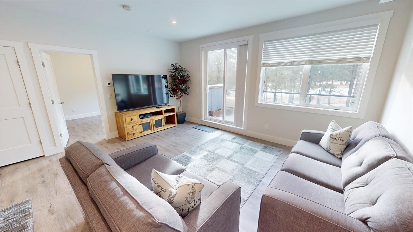 212-355 Legacy Lookout, Cranbrook, BC - Indoor Photo Showing Living Room