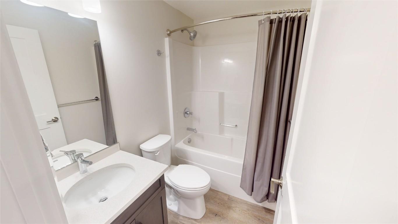 212-355 Legacy Lookout, Cranbrook, BC - Indoor Photo Showing Bathroom