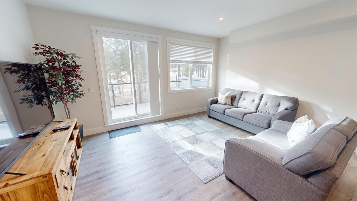 212-355 Legacy Lookout, Cranbrook, BC - Indoor Photo Showing Living Room