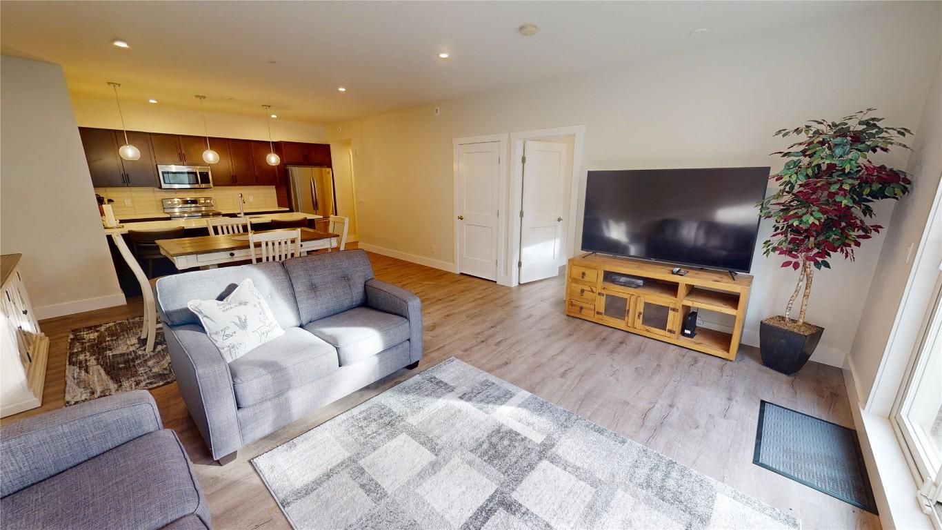 212-355 Legacy Lookout, Cranbrook, BC - Indoor Photo Showing Living Room