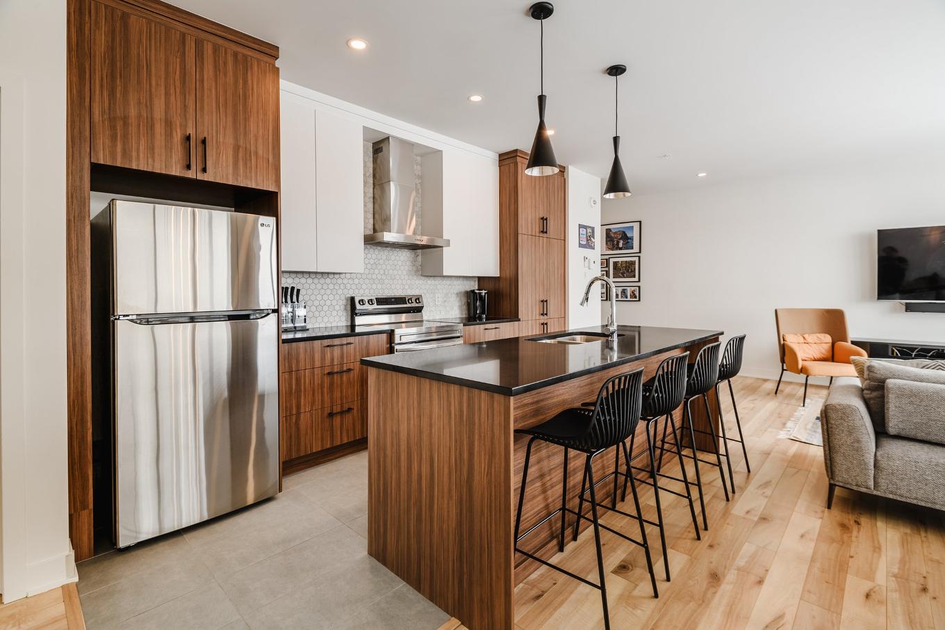 Kitchen - 206-3660 Rue Roland-Marquette, Longueuil (Saint-Hubert), QC - Indoor Photo Showing Kitchen With Upgraded Kitchen