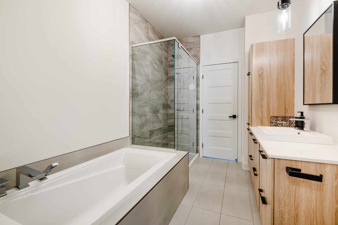 Bathroom - 206-3660 Rue Roland-Marquette, Longueuil (Saint-Hubert), QC - Indoor Photo Showing Bathroom