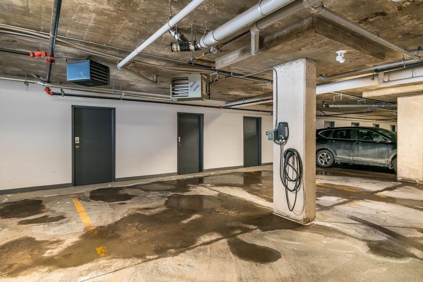 Garage - 206-3660 Rue Roland-Marquette, Longueuil (Saint-Hubert), QC - Indoor Photo Showing Garage