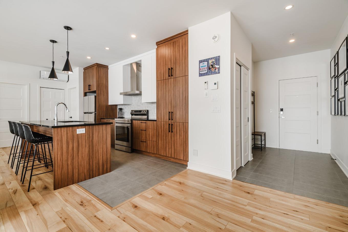 Overall view - 206-3660 Rue Roland-Marquette, Longueuil (Saint-Hubert), QC - Indoor Photo Showing Kitchen With Upgraded Kitchen