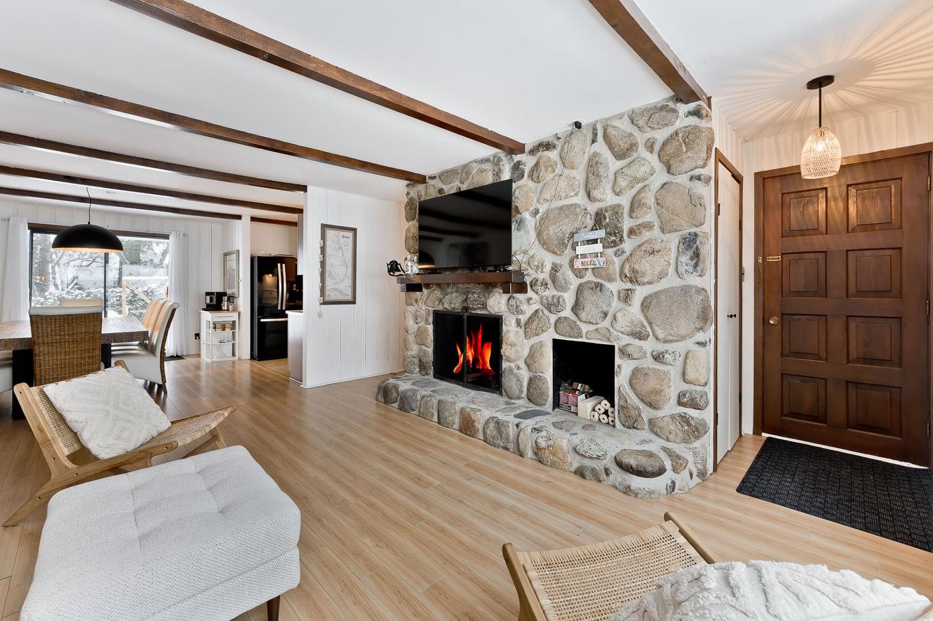 Salon - 410 Av. Des Aunes, Magog, QC - Indoor With Fireplace