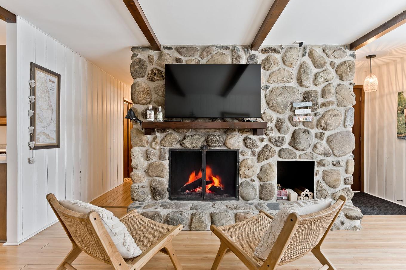 Salon - 410 Av. Des Aunes, Magog, QC - Indoor Photo Showing Living Room With Fireplace