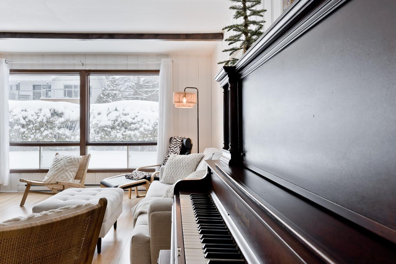 Salon - 410 Av. Des Aunes, Magog, QC - Indoor