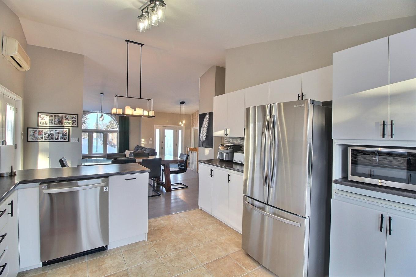 Vue d'ensemble - 316 Rue Canadienne, Val-D'Or, QC - Indoor Photo Showing Kitchen With Upgraded Kitchen
