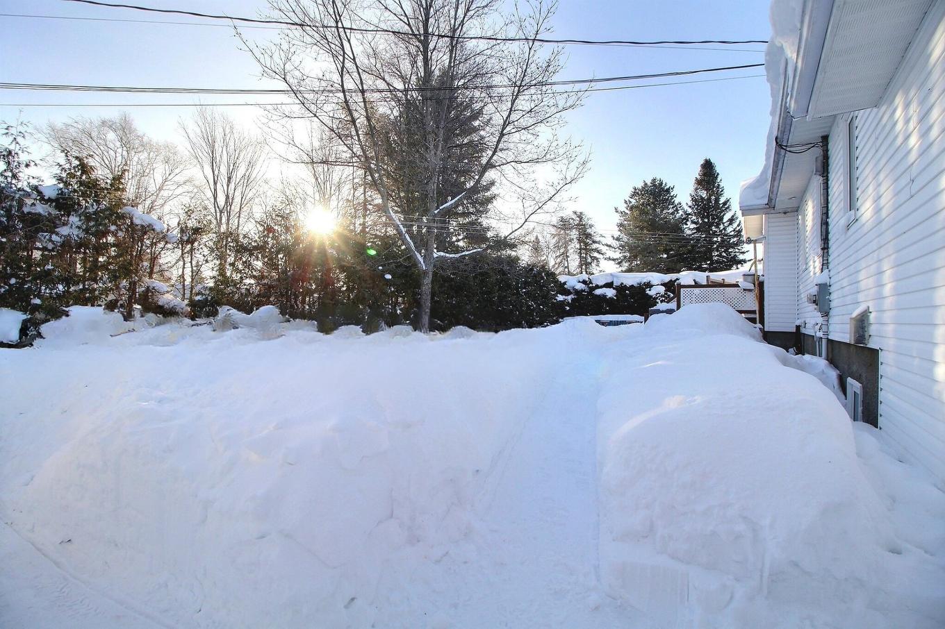 Cour - 316 Rue Canadienne, Val-D'Or, QC - Outdoor