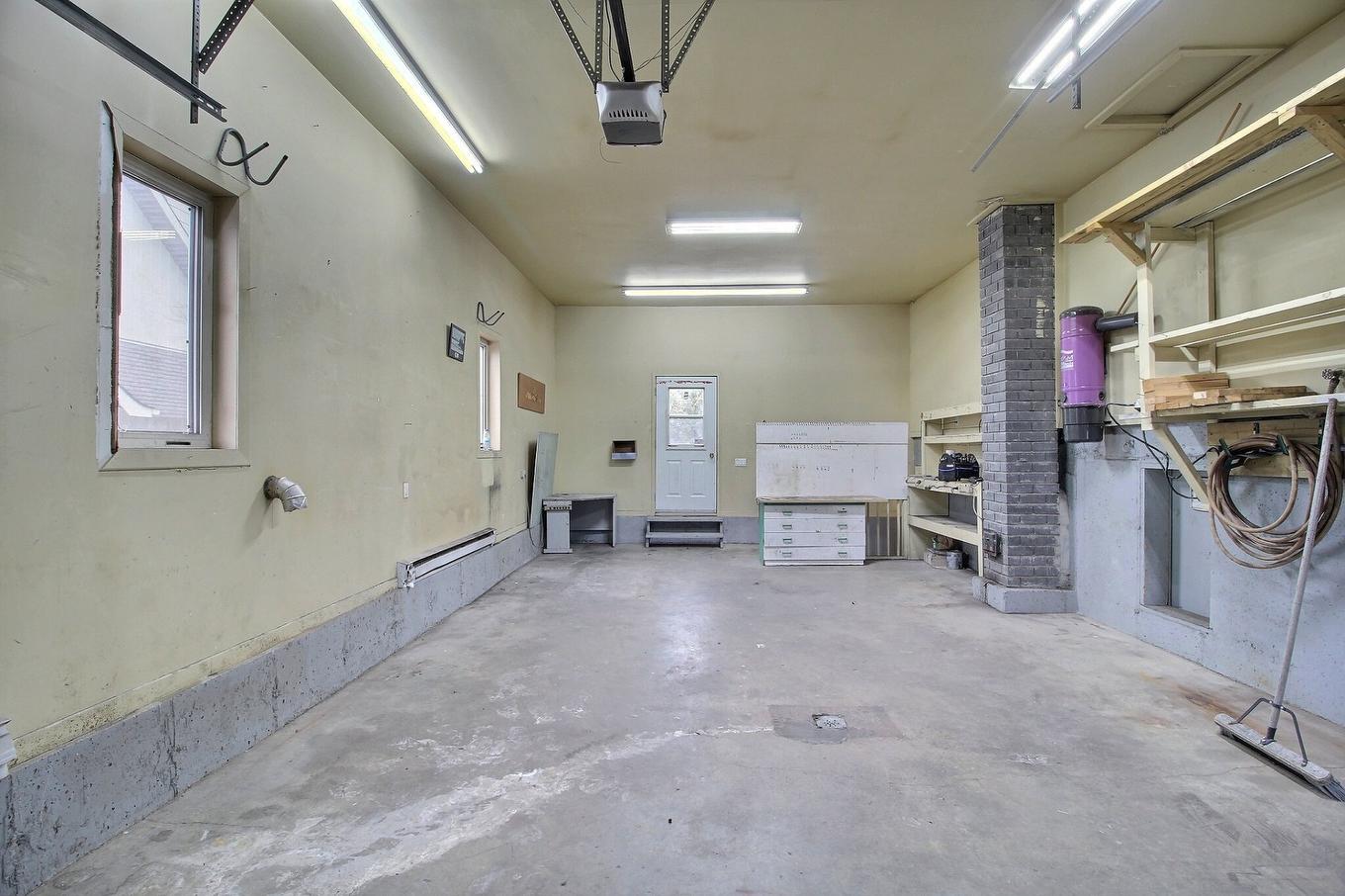 Garage - 316 Rue Canadienne, Val-D'Or, QC - Indoor Photo Showing Garage