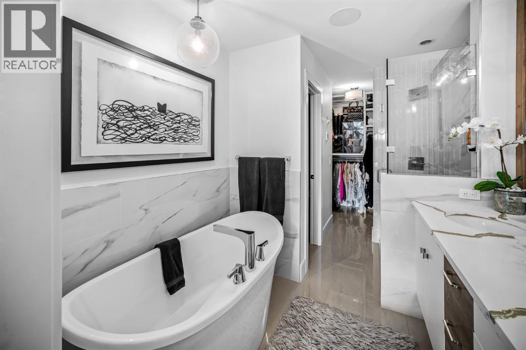 1910 48 Avenue Sw, Calgary, AB - Indoor Photo Showing Bathroom
