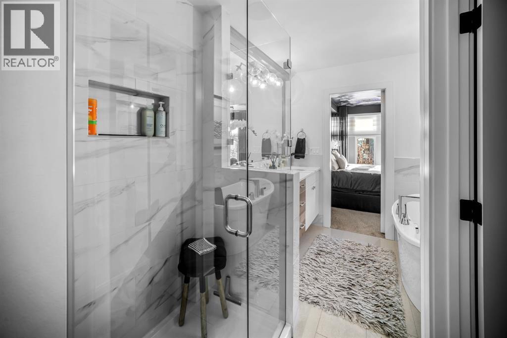 1910 48 Avenue Sw, Calgary, AB - Indoor Photo Showing Bathroom